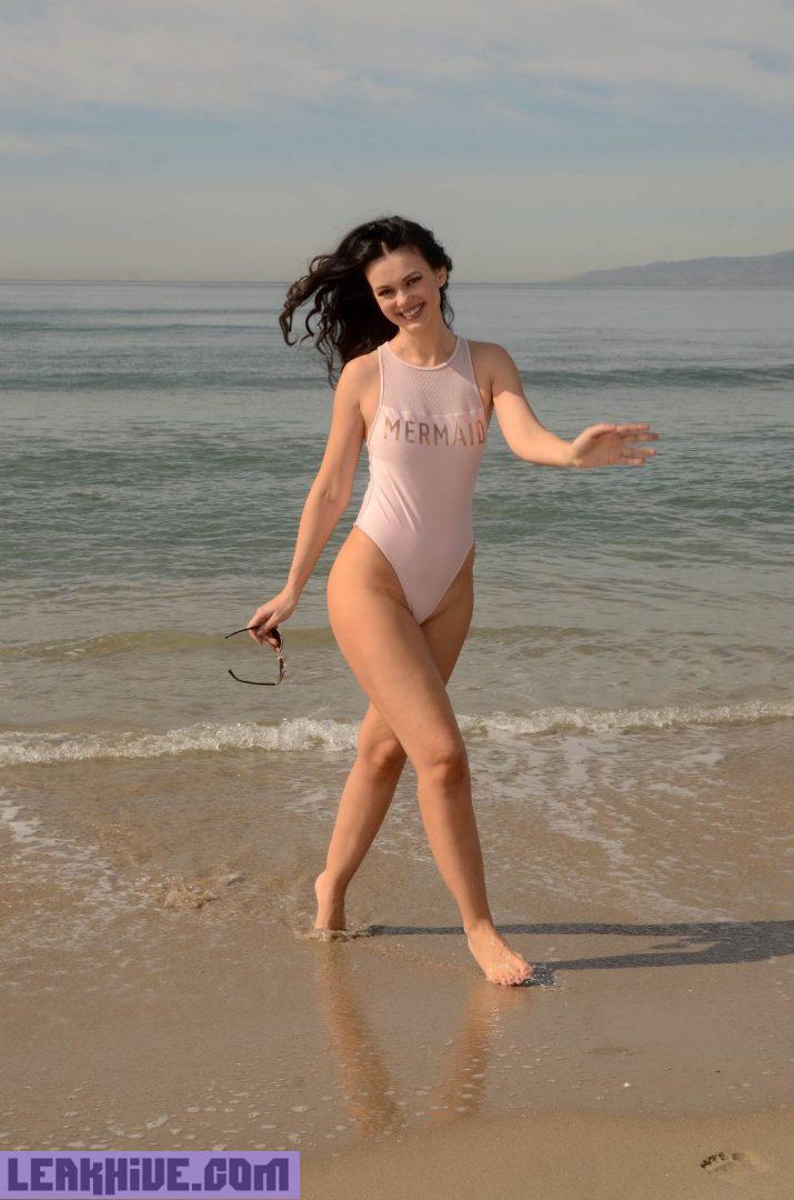 Natasha Blasick mostrando el culo en la playa 4