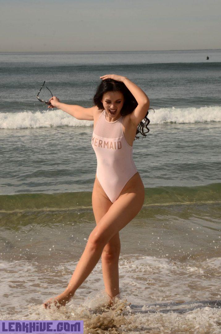 Natasha Blasick mostrando el culo en la playa 6