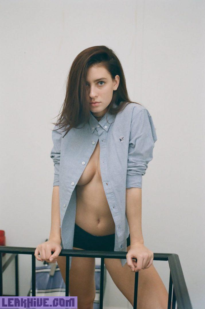 Olivia Norella en un hermoso topless 12