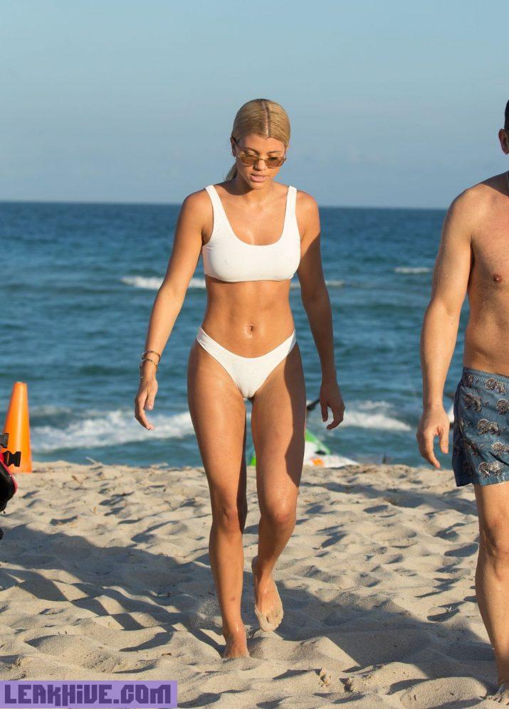 Sofia Richie cameltoe en bikini blanco 14