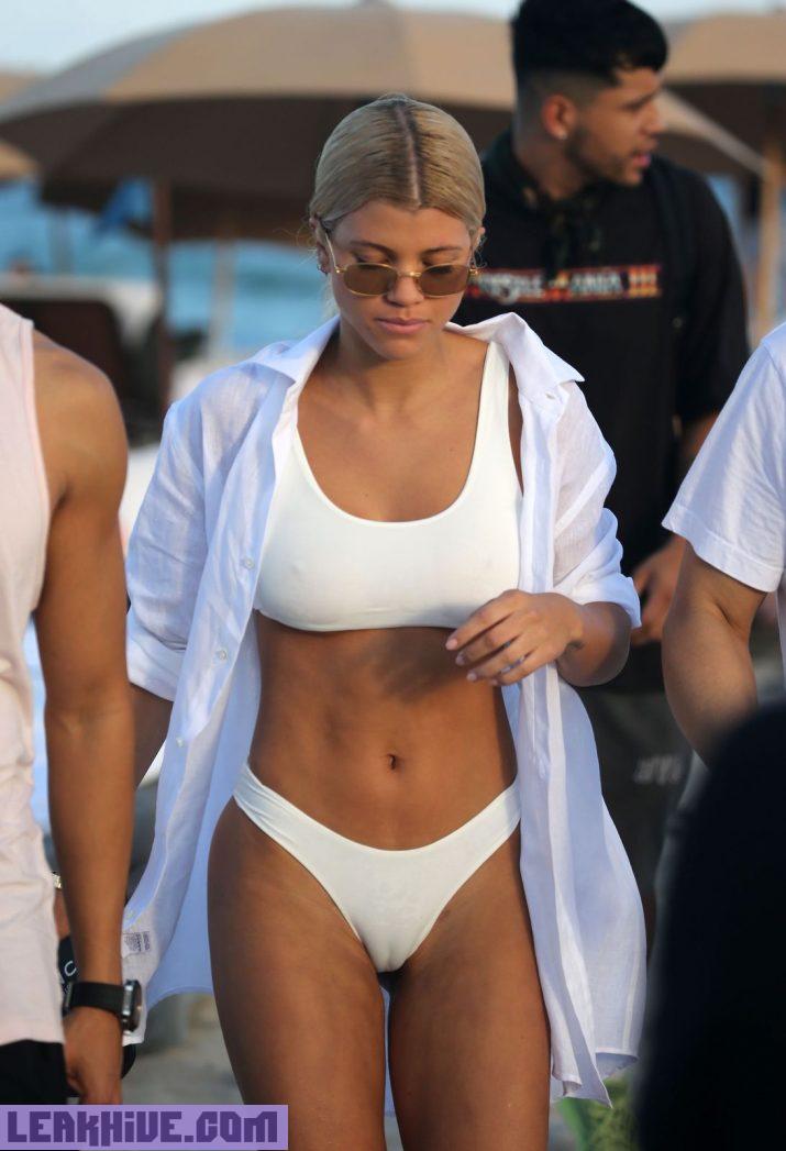 Sofia Richie cameltoe en bikini blanco 3