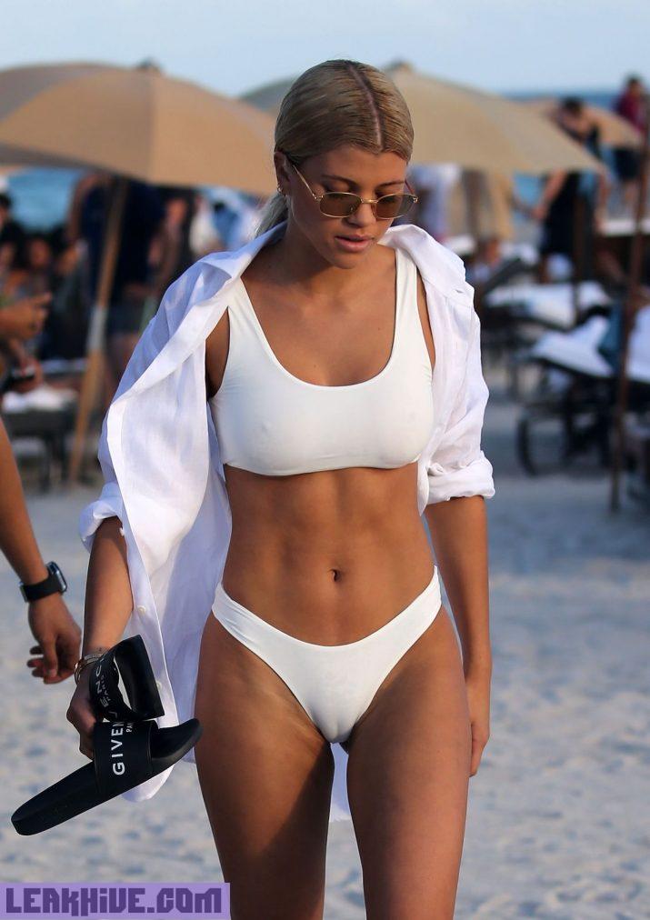 Sofia Richie cameltoe en bikini blanco 5