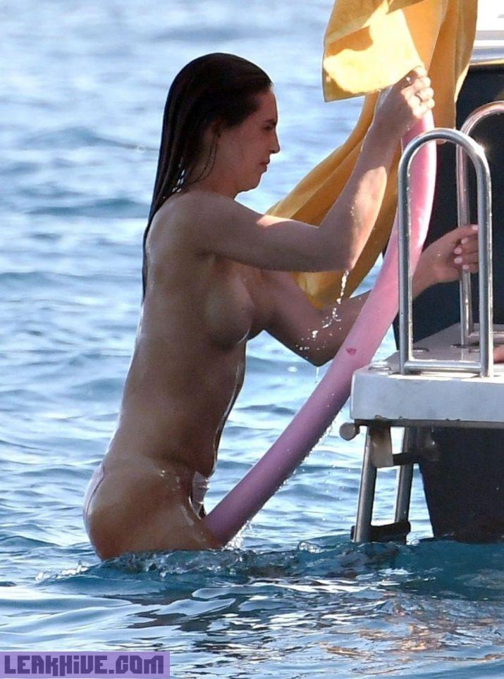 Brittny Ward pillada en topless en una playa de Italia 5