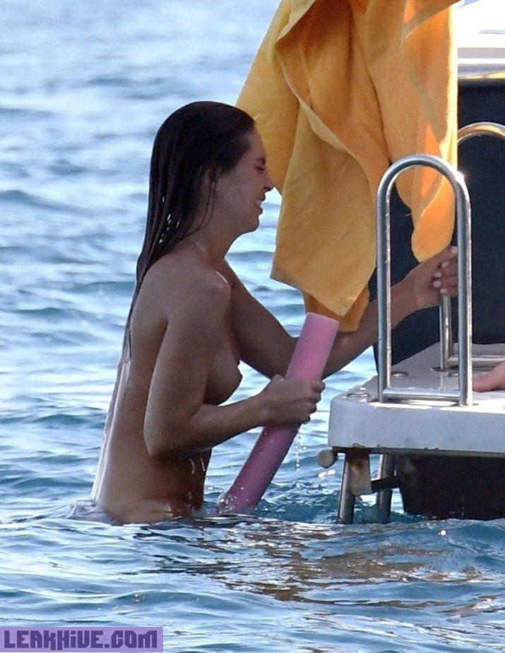 Brittny Ward pillada en topless en una playa de Italia 7