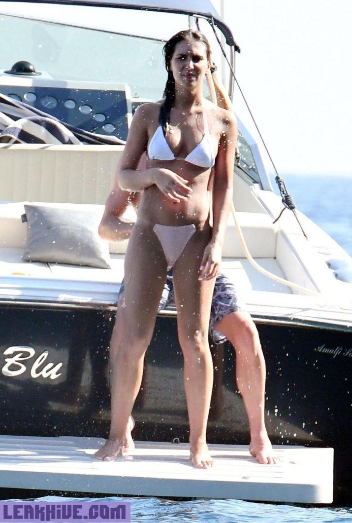 Brittny Ward pillada en topless en una playa de Italia 8