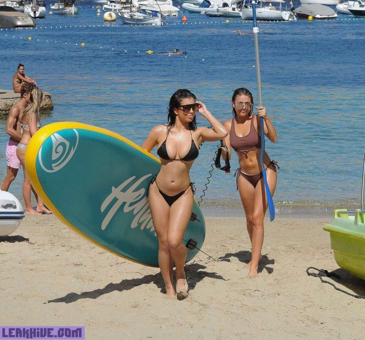 Katie Salmon pillada en topless la playa 15