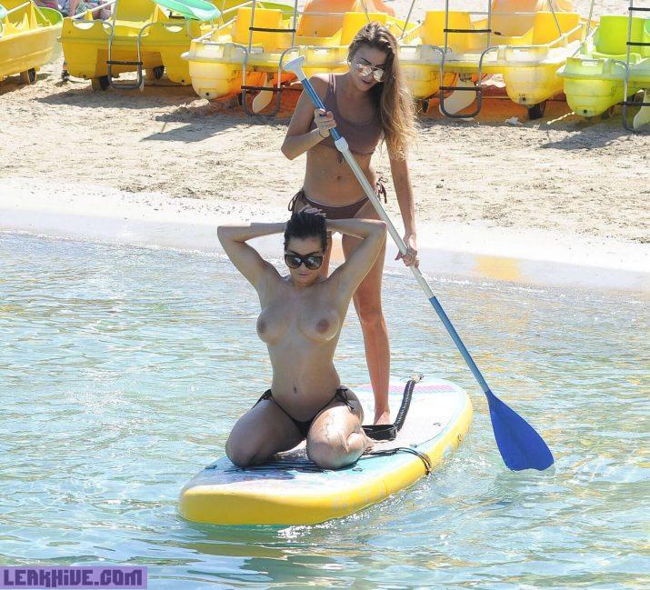 Katie Salmon pillada en topless la playa 18