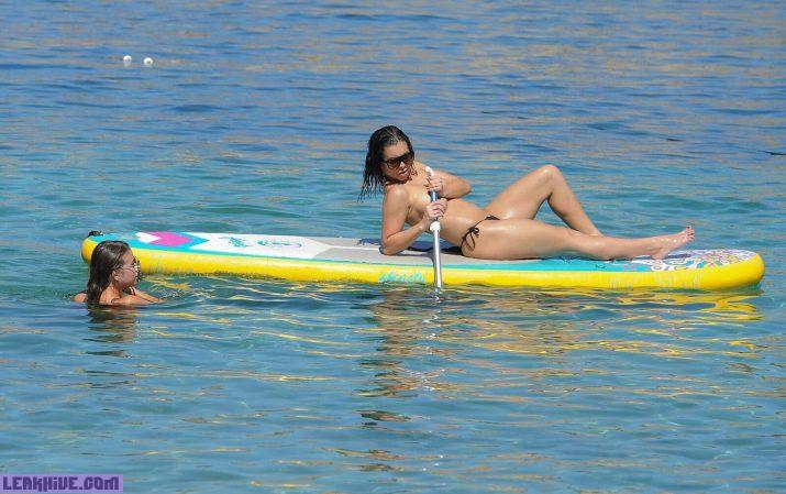 Katie Salmon pillada en topless la playa 2