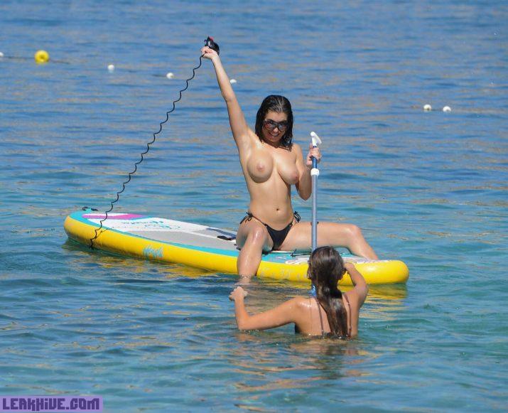 Katie Salmon pillada en topless la playa 21