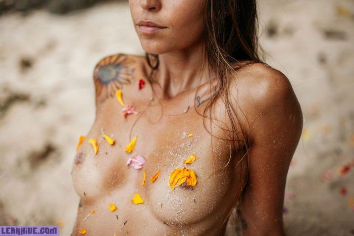 Mina Winkel completely naked on the beach.