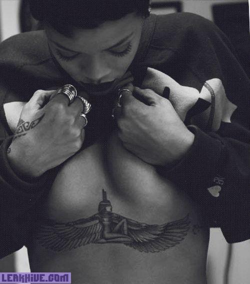 Rihanna topless sexy para Unapologetic 16